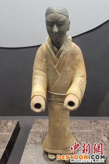 图为展出的陶俑。 阿琳娜 摄