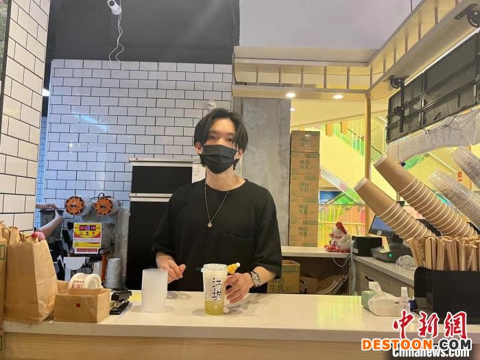 图为刘子维在店里 武一力 摄