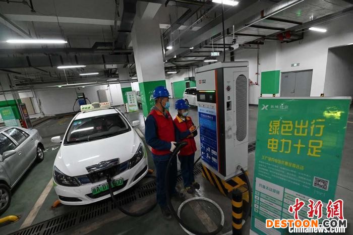 越来越多的电动出租车、私家车，甚至电动卡车出现在天山南北。 刘栋 摄