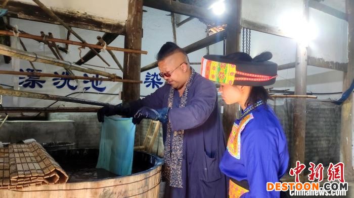 进行染色。 姚茂璇 摄
