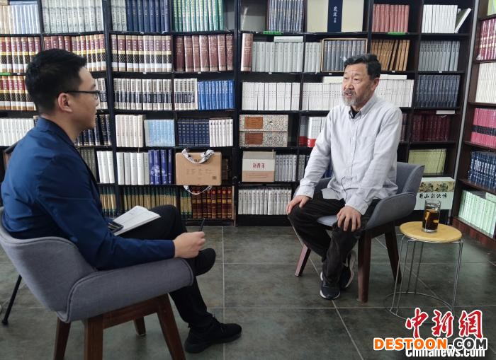 世界读书日前夕，耿占春(右)接受中新网记者专访。 李超庆 摄