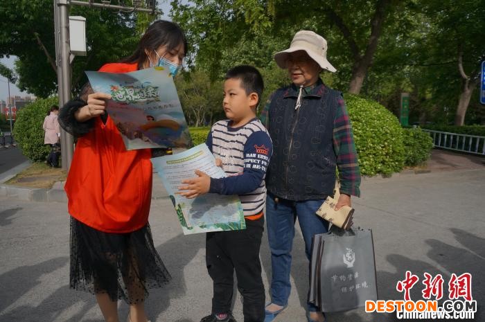 图为志愿者向市民介绍世界地球日科普知识。 韩章云 摄