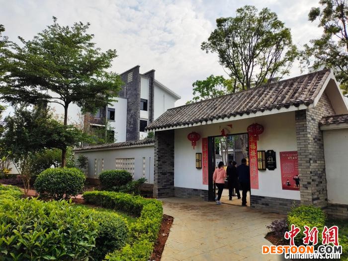 图为游客参观位于广西崇左市扶绥县的中国·乐养城。 黄艳梅 摄