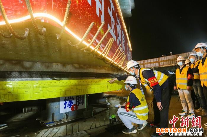 南玉铁路那舅特大桥上跨湘桂铁路转体桥转体现场。 周群能 摄