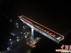 南玉铁路那舅特大桥上跨湘桂铁路转体桥转体现场。 周群能 摄