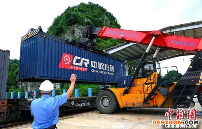 凭祥铁路口岸工作人员将发往越南的集装箱装上火车 蒙佳钰 摄