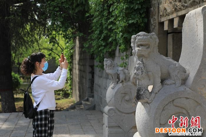 图为游客在“潞王陵”内参观拍照。 邓小强 摄