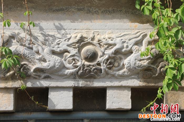 图为“潞王陵”维岳降灵牌坊上的雕塑。 邓小强 摄