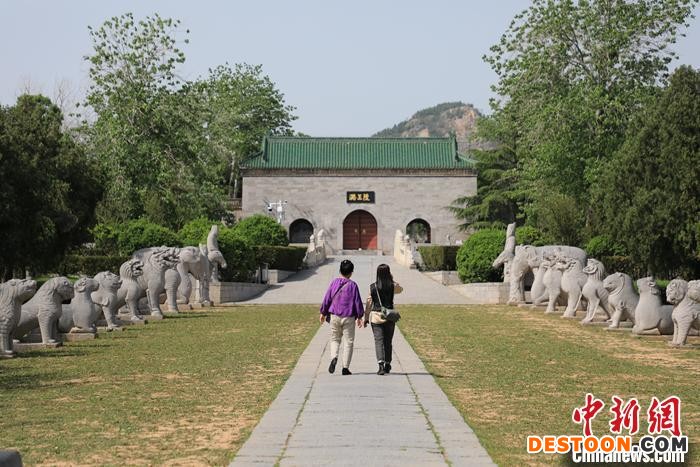 图为“潞王陵”神道及石像生。 邓小强 摄