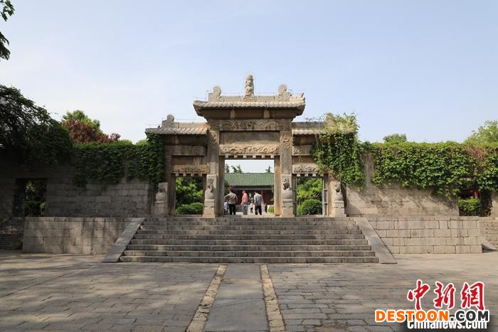 图为“潞王陵”维岳降灵牌坊。 邓小强 摄