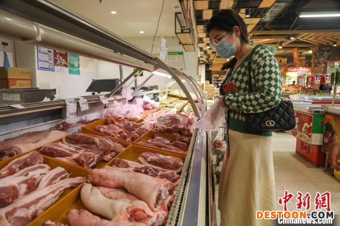 图为市民在超市内挑选肉类食品。 刘力鑫 摄
