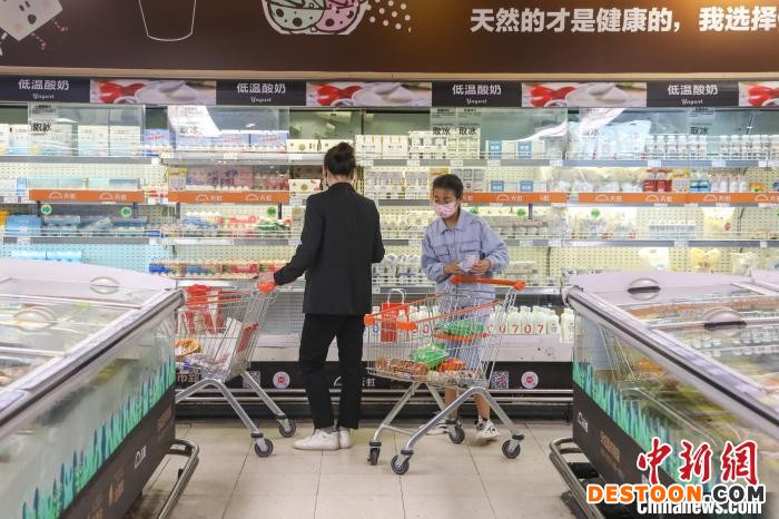 图为市民在超市内挑选商品。 刘力鑫 摄