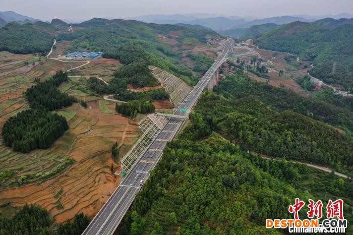 航拍贵州赫六高速公路 瞿宏伦 摄