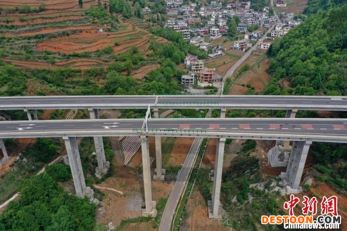 4月21日，航拍贵州赫六高速公路。 瞿宏伦 摄