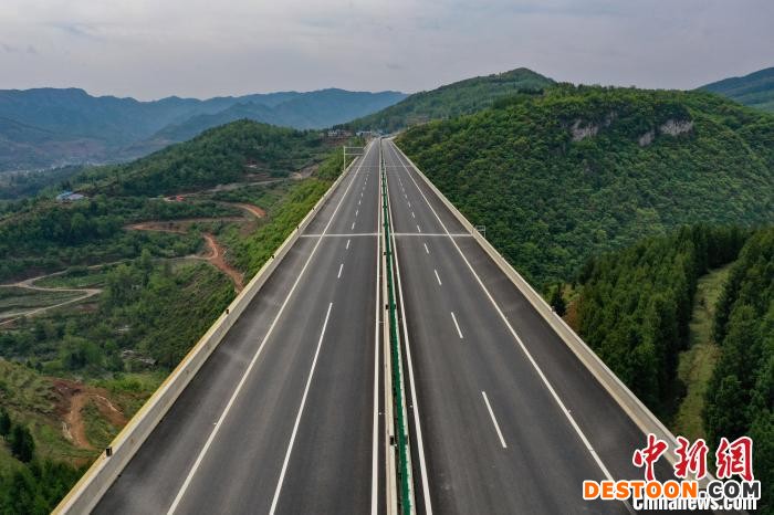 4月21日，航拍贵州赫六高速公路。 瞿宏伦 摄
