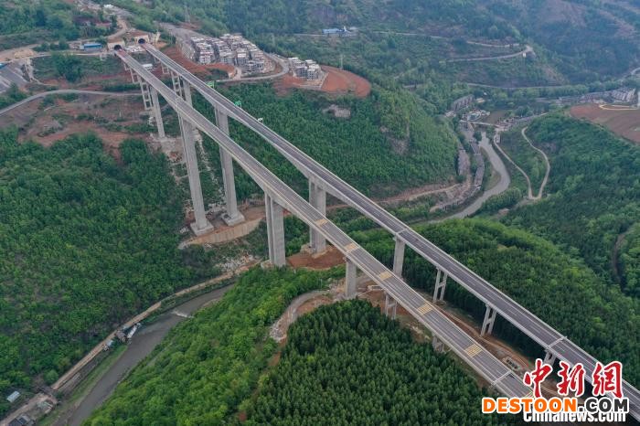 4月21日，航拍贵州赫六高速公路。 瞿宏伦 摄