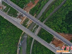航拍贵州赫六高速公路