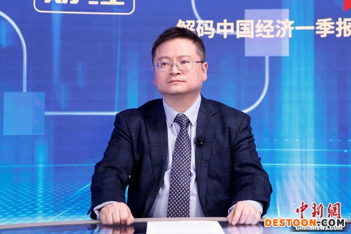 中银证券全球首席经济学家管涛在《中新财经·中国经济“新”观察》栏目现场。 中新社记者 李骏 摄