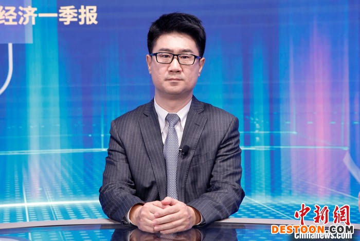 中国民生银行首席研究员温彬在《中新财经·中国经济“新”观察》栏目现场。 中新社记者 李骏 摄