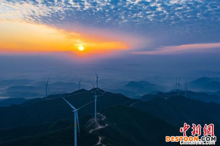 航拍江西峡江风车云海景观场面壮观