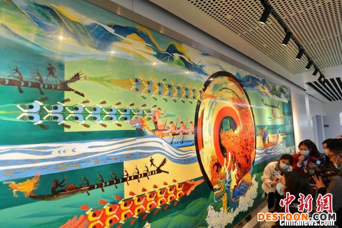 图为媒体记者在福州地铁5号线帝封江站参观以龙舟竞渡为主要元素的巨幅漆画艺术墙《帝封江记》。 张斌 摄