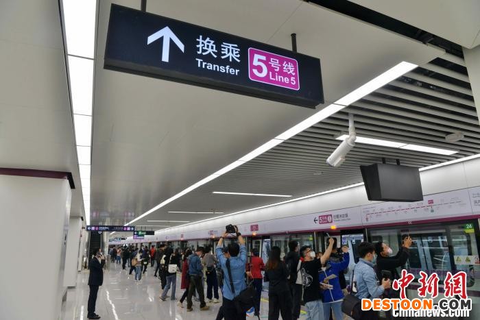 图为4月21日，媒体记者在福州地铁5号线金山站采访参观。 张斌 摄