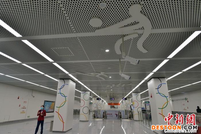 图为4月21日，福州地铁5号线东岭站内动感氛围十足。 张斌 摄