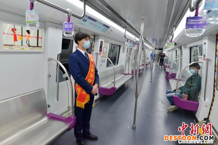 图为4月21日，工作人员和媒体记者一起乘坐试运行的福州地铁5号线。 张斌 摄