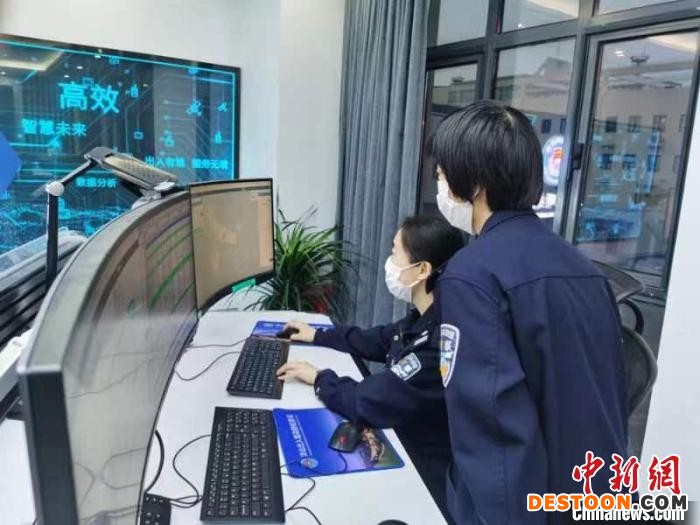 数据复核组民警，核对录入数据，严密口岸管控。 姚陈滢摄 摄