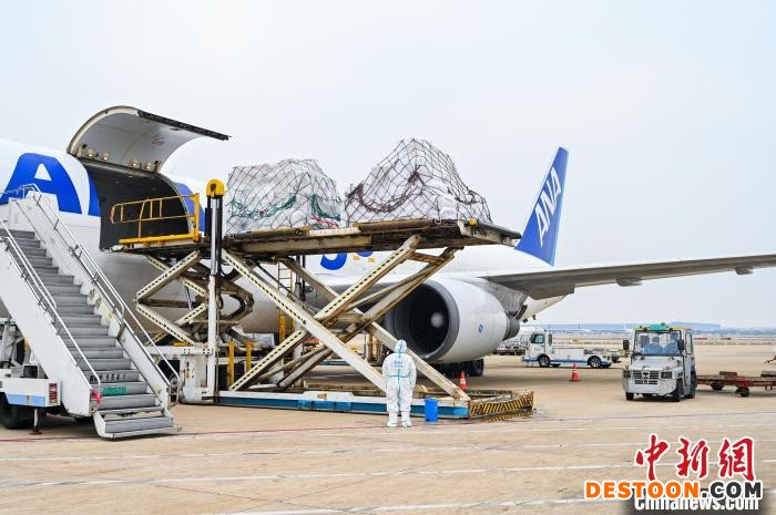 3月28日至4月20日，上海浦东机场共保障货运航班2405架次，日均超过100架次。 上海机场集团供图