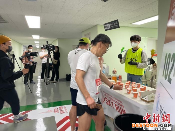 选手抵达103层补给站 刘旭 摄