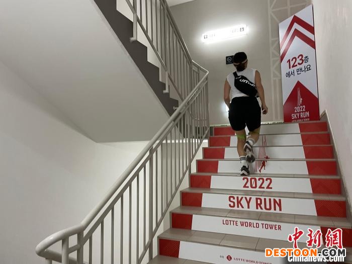选手抵达103层 刘旭 摄