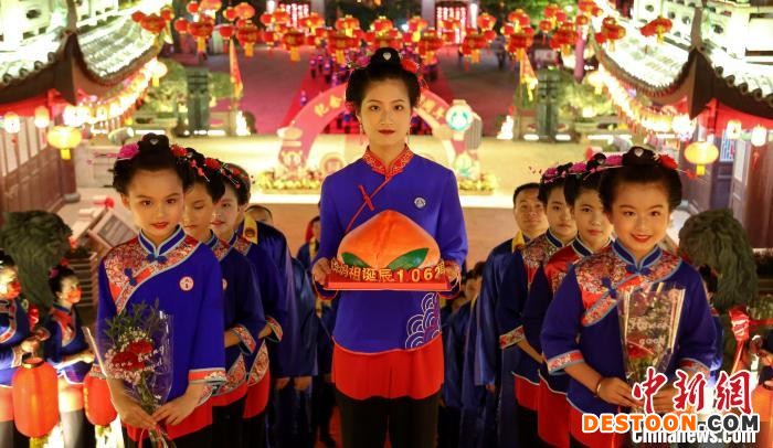23日零时，祖庙钟鼓齐鸣，7位湄洲女手捧寿桃，祝福妈祖生日快乐。 林春盛 摄
