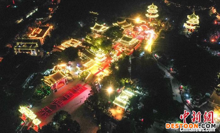 湄洲妈祖祖庙宫庙群在七彩光影的映照下，流光溢彩，宛若仙境。 高亚成 摄