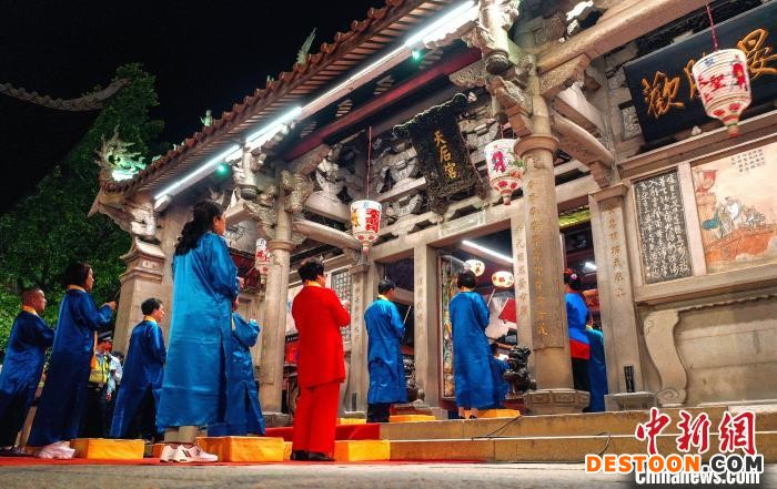 信众在妈祖祖庙天后宫祈愿。 林春盛 摄