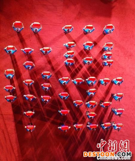 湄洲女手提红灯，在天后宫前汇成一个大大的“福”字。 高亚成 摄