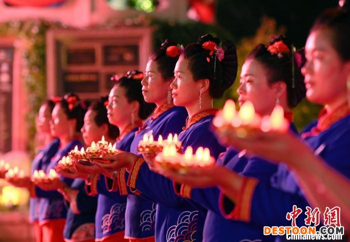 湄洲女捧灯守夜。 蔡昊 摄