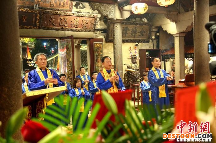 湄洲妈祖祖庙董事会董事长林金赞(中)等祈愿四海万方，平安吉祥。 林春盛 摄