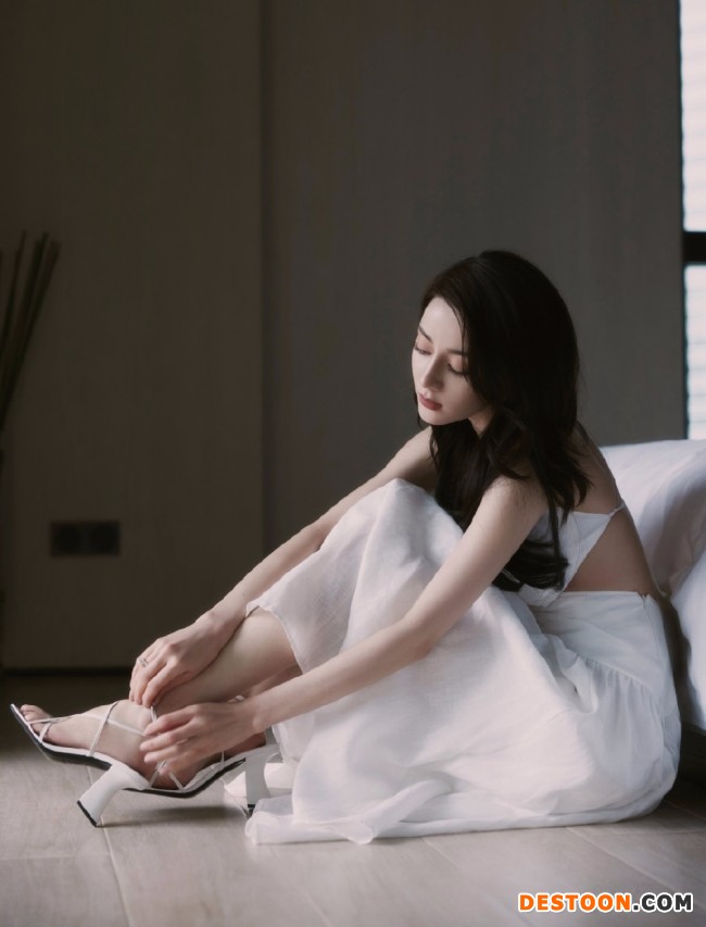 29岁热巴裸露美背小秀性感 白到发光