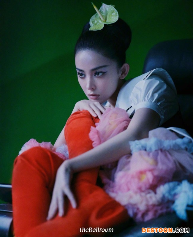 娜扎高饱和色彩搭配大片释出