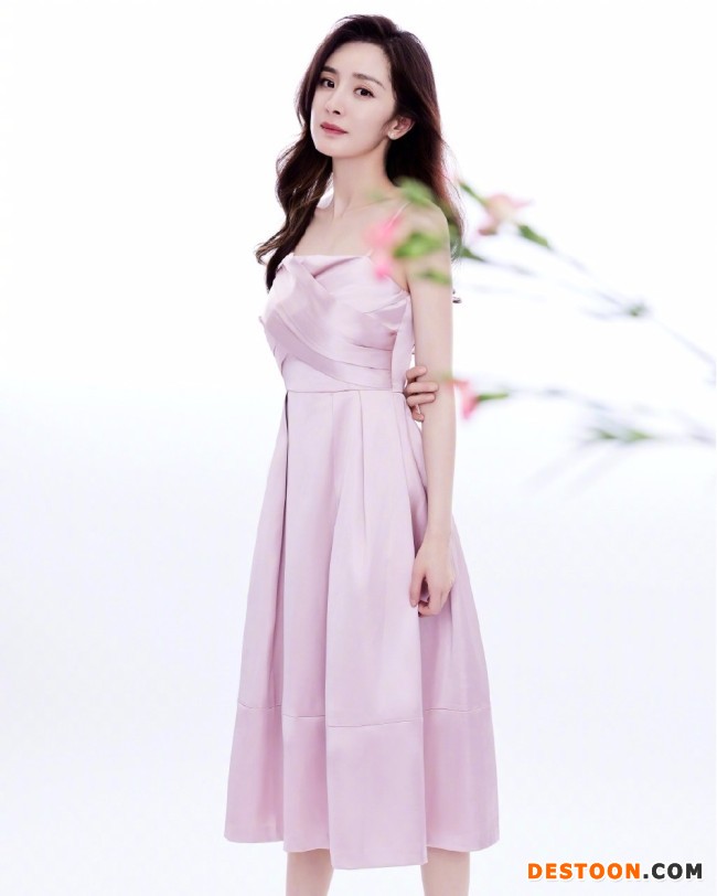 杨幂穿粉色连衣裙气质温柔 拿鲜花人比花娇