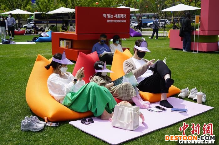 市民在首尔广场开放式户外图书馆读书。 刘旭 摄