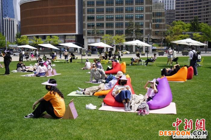 市民在首尔广场开放式户外图书馆读书。 刘旭 摄