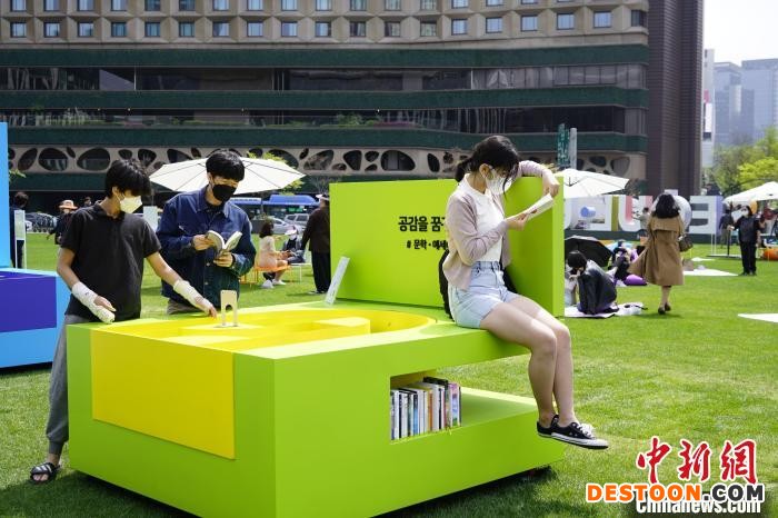 市民在首尔广场开放式户外图书馆读书。 刘旭 摄