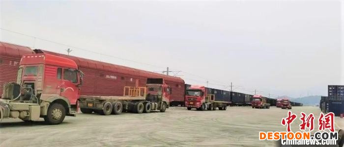 宁德陆港货车提卸箱作业场地。 张建杰 摄 摄