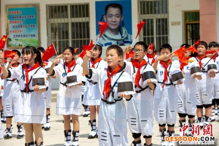 枣阳市杨垱镇海胜中学开展“航天点亮梦想”主题活动 杨东 摄