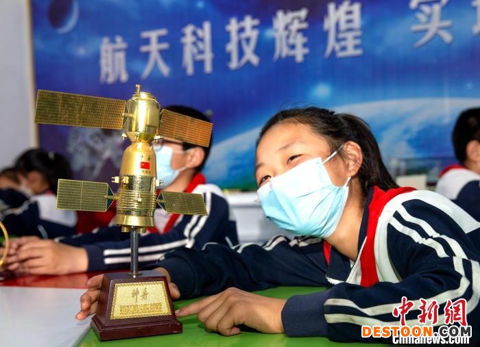 枣阳市杨垱镇海胜希望小学学生观看神舟六号飞船模型 杨东 摄