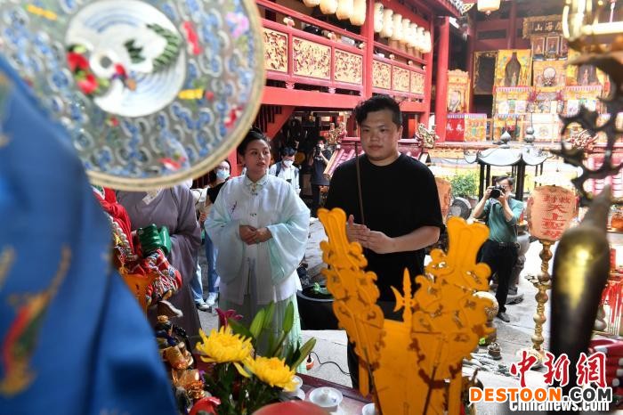 在榕台胞简以信正在祭拜妈祖。 吕明 摄