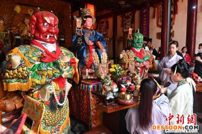 福州三坊七巷天后宫、台湾大甲镇澜宫开展共庆妈祖诞“茶帮拜妈祖”活动。 吕明 摄