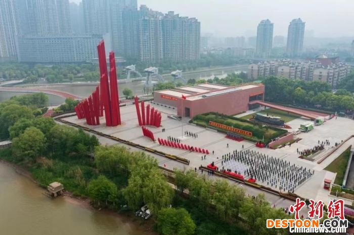 4月23日，位于长江南京段岸线附近的渡江胜利纪念馆前，南京各界庆祝渡江战役胜利暨南京解放73周年。 渡江胜利纪念馆供图